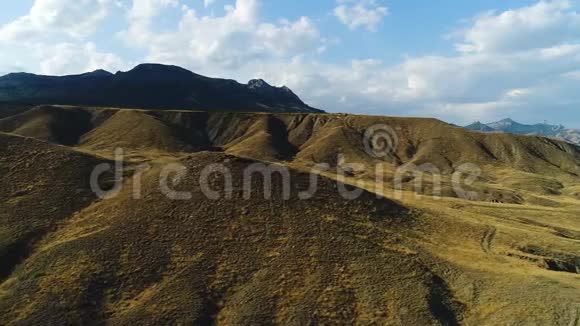 蓝色海岸附近黄干丘陵山区景观鸟瞰图射击秋季自然视频的预览图