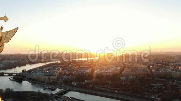 在日落时飞过彼得和保罗堡附近的天使圣彼得堡的历史中心视频的预览图