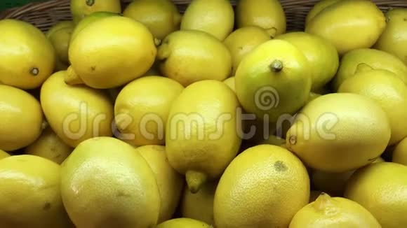 市场上新鲜的黄色柠檬视频的预览图