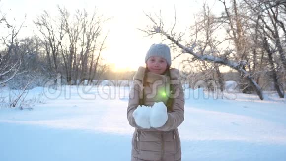 孩子们冬天在公园里玩圣诞假期以扫雪冬天孩子们在公园里玩圣诞节视频的预览图