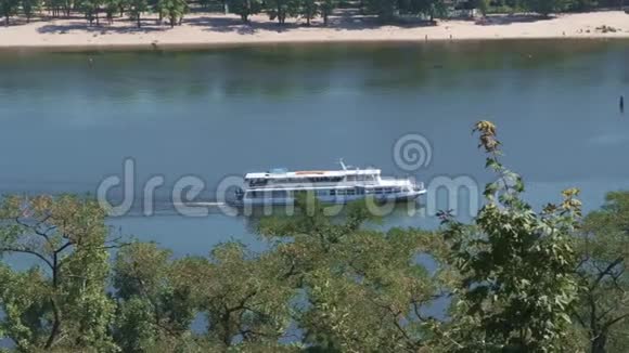 城市视频剪辑的河流电车漂浮在Dniepe视频的预览图