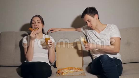 年轻夫妇吃披萨视频的预览图