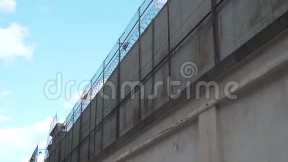 带刺铁丝网的高监狱围栏视频的预览图