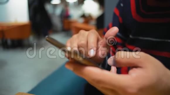 特写镜头一个印度男人的手在智能手机上翻页视频的预览图