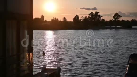 美丽的橙色日落在河上美丽的云彩视频的预览图