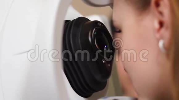 一位女士脸上特写镜头她被诊断出有一张按摩仪视频的预览图