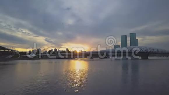 日落时分在桥下航行的游船阿斯塔纳视频的预览图