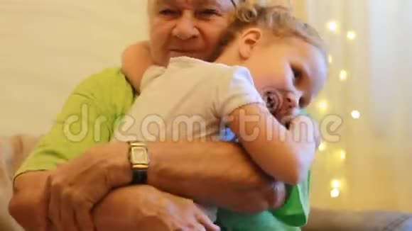 祖母亲吻拥抱孙女曾祖母向曾孙女表达了她强烈的爱视频的预览图