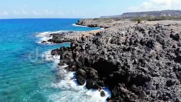 飞越蓝色的大海岩石海滩和山丘克里特岛希腊视频的预览图