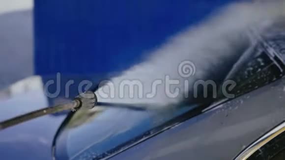 一个人正在洗一辆汽车的引擎盖在洗一辆汽车的自助式视频的预览图