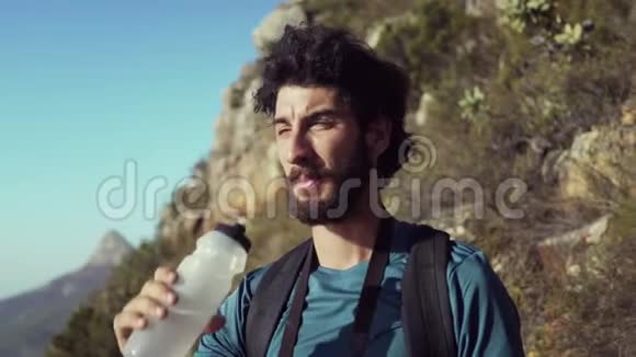 徒步旅行者站在山上逆天喝水视频的预览图