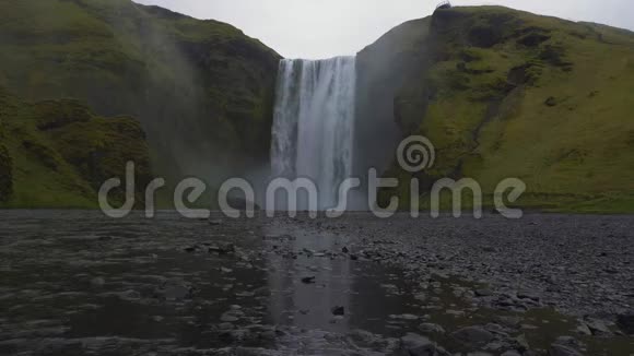 瀑布和绿色景观冰岛视频的预览图