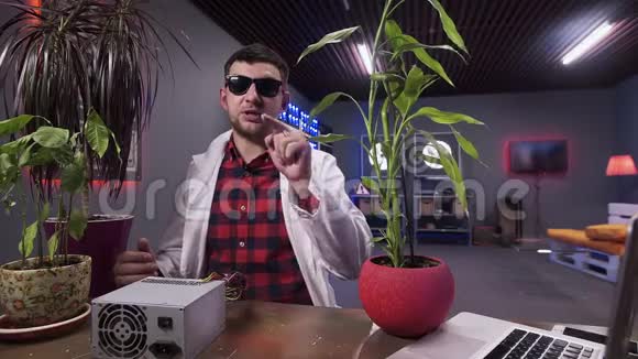 穿着白色实验室外套的人在桌子后面对着镜头说话碗里放着一些植物视频的预览图
