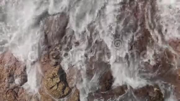 空中射击沿着火山海岸飞回景观是黄色和棕色的大石头跳动着视频的预览图