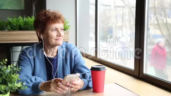 一位坐在咖啡馆里的老妇人记得她的生活视频的预览图