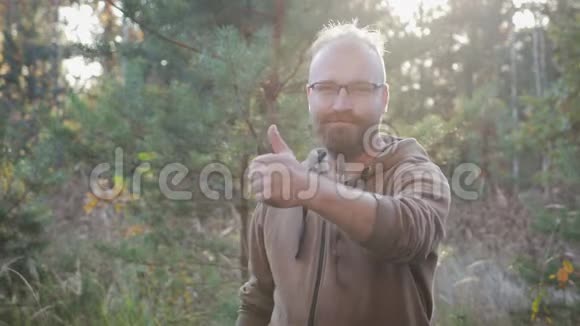 一个幸福的男人的画像他伸出手指视频的预览图