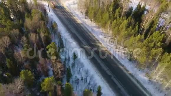 冬季公路上的卡车视频的预览图
