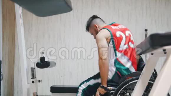 残疾人从轮椅上站起来锻炼身体在健身房锻炼时呼吸困难视频的预览图