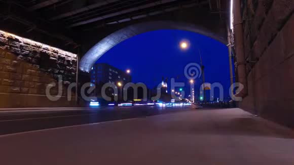 市中心的夜间道路中断视频的预览图
