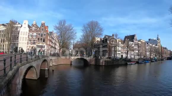 阿姆斯特丹运河观光船在桥下的移动时间视频的预览图