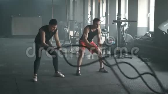 运动员在健身房用战绳锻炼身体4K慢动作视频的预览图