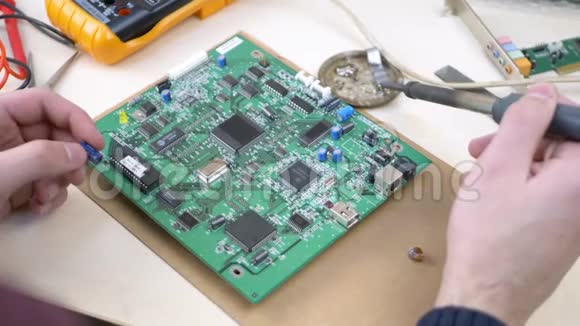 电脑主机焊接绿色主板上的电容器视频的预览图