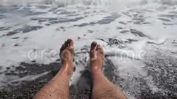 男人毛茸茸的腿在海上冲浪平行躺着光着的腿视频的预览图