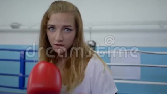 组合运动跆拳道女孩在镜头前拍拳头视频的预览图