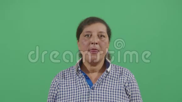 女人试图用舌头达到鼻子视频的预览图