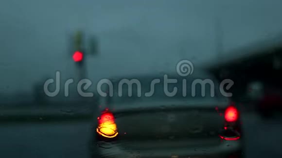 夜城和雨中的汽车视频的预览图