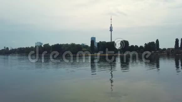 傍晚景观从多瑙河俯瞰维也纳电视塔视频的预览图