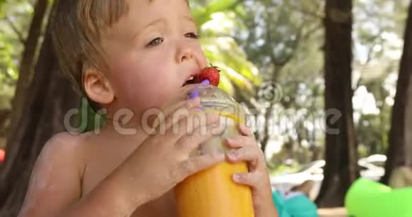 有趣的孩子在热带喝新鲜水果视频的预览图