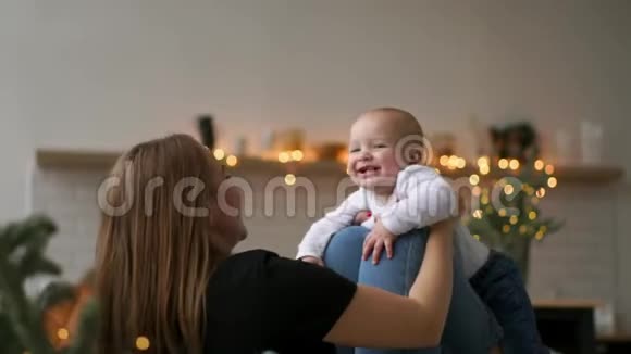 家庭母性和人的概念快乐的母亲在假期亲吻小男孩的背景灯视频的预览图