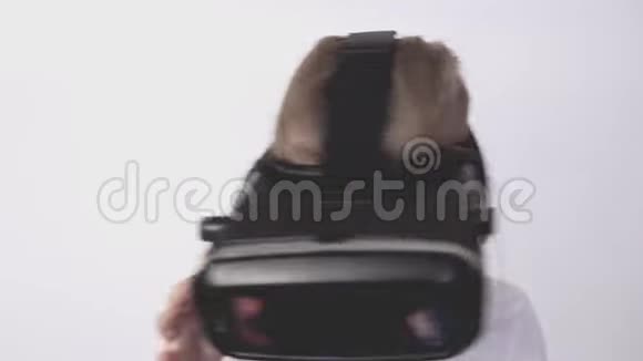 小女孩在白色背景下在家看360视频戴VR耳机视频的预览图