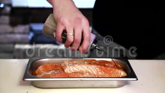 煮水浇红鱼香辛料和油准备烤鱼腌制红鱼视频的预览图
