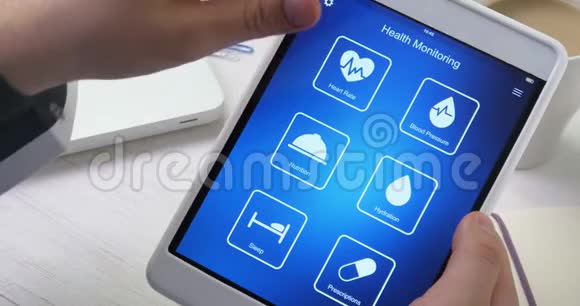 监测数字平板电脑上健康应用程序的血压视频的预览图