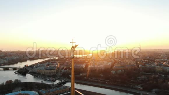 在日落时飞越彼得和保罗堡附近的天使圣彼得堡的历史中心空中视频的预览图