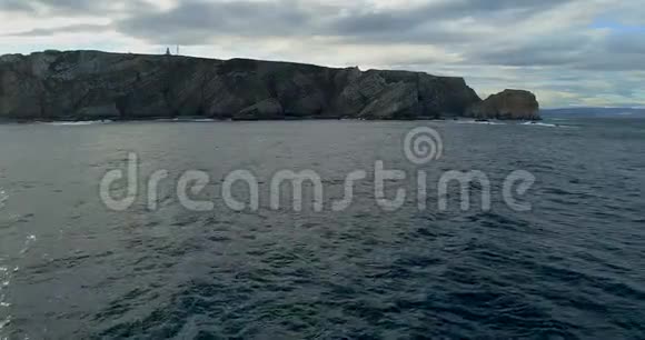 在靠近大海的悬崖上向前移动视频的预览图