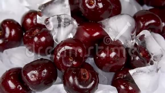 新鲜的樱桃和冰混在一起视频的预览图