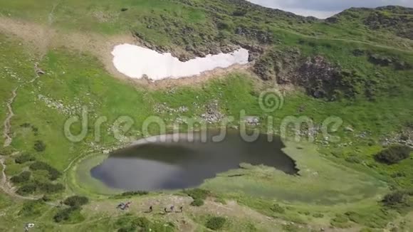 鸟s眼观高地湖奈萨莫维特和山景喀尔巴阡山脉乌克兰视频的预览图