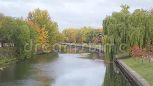 在城市公园里的河流上看多云天气视频的预览图