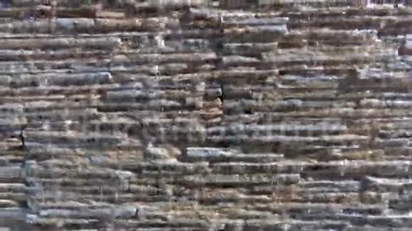 石墙表面粗糙水流流过视频的预览图