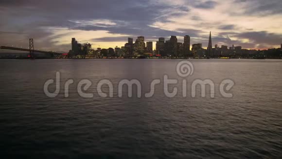 低角度鸟瞰旧金山市中心摩天大楼城市景观天际线从海洋日落天空视频的预览图