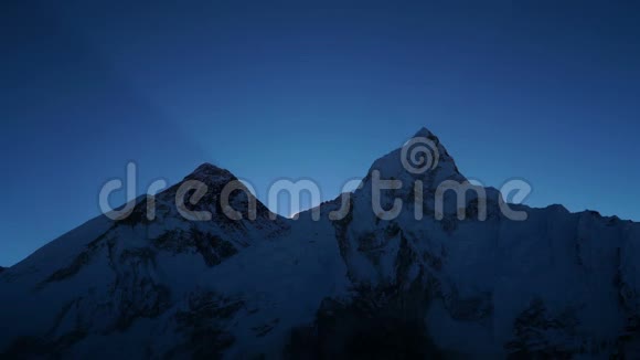 珠穆朗玛峰上空的日出视频的预览图