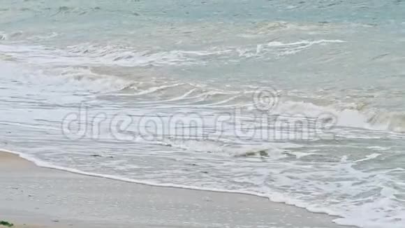海上海岸线上的波浪视频的预览图