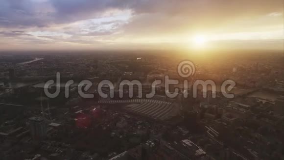 空中无人驾驶飞机城市景观全景令人惊叹的明亮日落天空笼罩现代市中心伦敦大城市中心视频的预览图