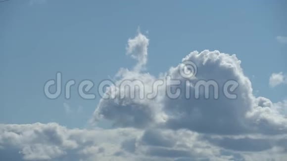只有夏天的蓝天有着动态的变质白云全高清延时镜头视频的预览图