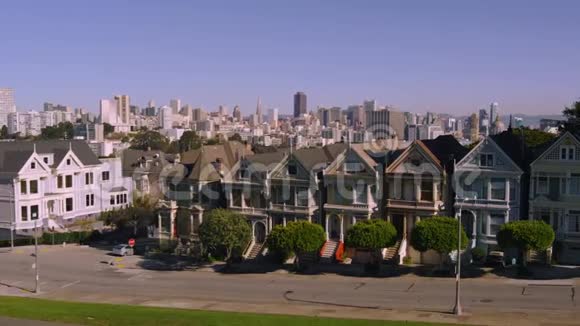 旧金山市中心街区的舒适住宅空中无人机城市景观全景视频的预览图