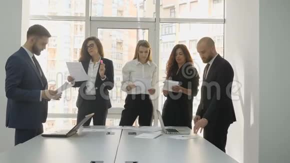 办公室工作人员公司年轻的团队两男三女为公司讨论安装文件视频的预览图