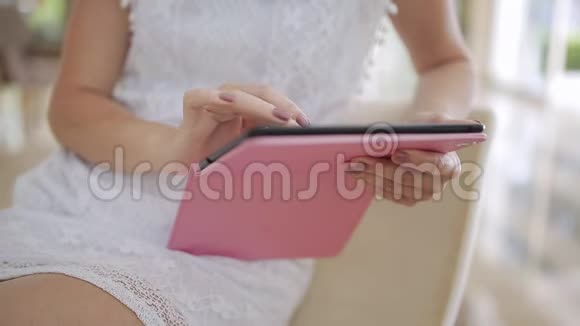把有魅力的女人抱起来在酒店大厅的平板电脑上工作视频的预览图
